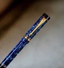 SPLENDIDE STYLO ROLLER PARKER DUOFOLD EN RESINE BLEUE MARBREE & PL. OR 18 CARATS