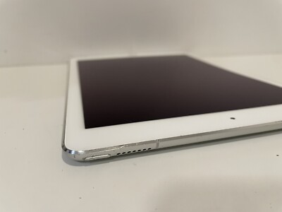 iPad Pro A1674 シルバー美品 Apple iPad Pro (9.7-inch) A1674 32 GB, Wi-Fi + 4G, 9.7 in - Silver