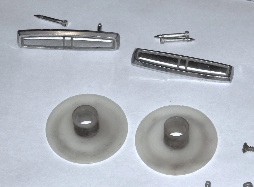 69 70 71 Datsun 510 Vagón Asiento Trasero Herrajes Lote OEM Piezas Traseras Pestillo Insignias Foto 3 de 4