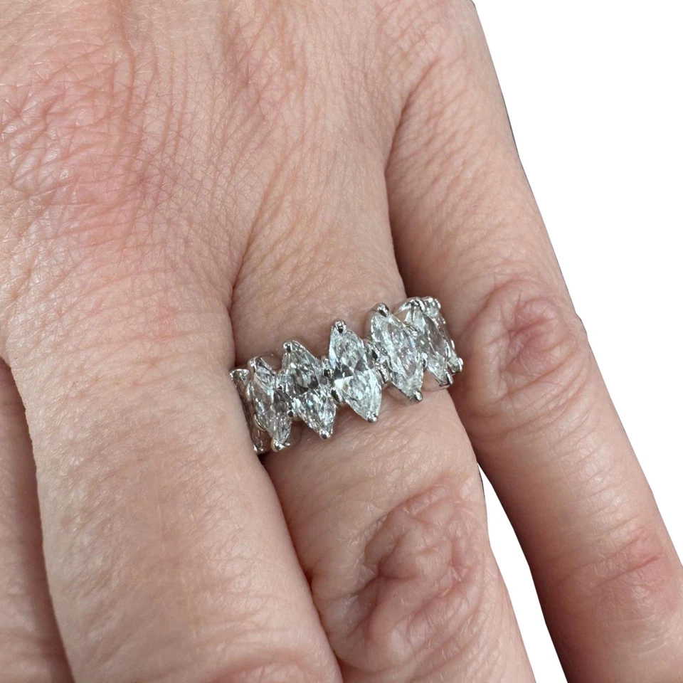 Banda de eternidad graduada con diamantes talla marquesa de 2,75 quilates Foto 3 de 4