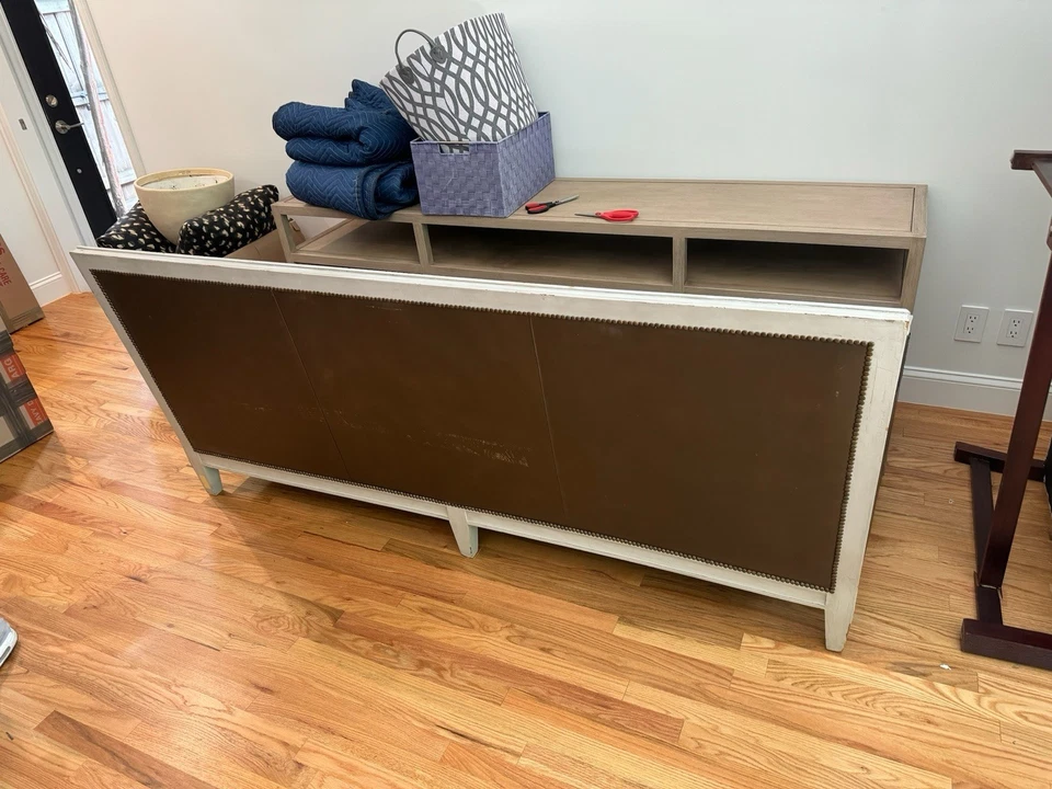 Sofá de cuero marrón con brazos y patas de madera (ligeramente usado) Foto 4 de 4