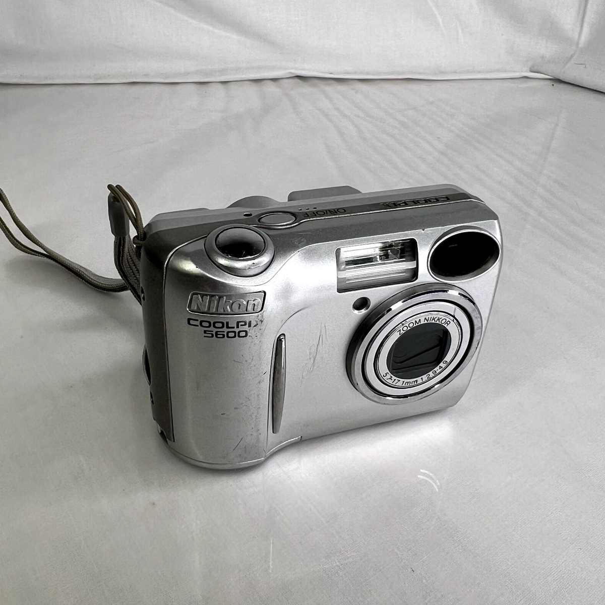 Nikon COOLPIX 5600 ニコン クールピクス（パールシルバー