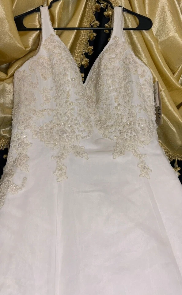 DAVID'S BRIDAL Oleg Cassini Wedding Dress Size: 16. - Image 2 of 4