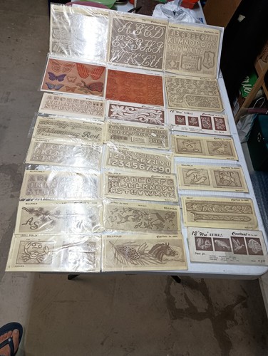 GREAT LOT 23 NOS VINTAGE CRAFTAID LEATHER TEMPLATES PLASTIC 1953-78 BILLFOLD - Picture 3 of 23