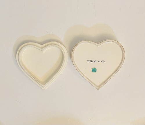 Vintage Tiffany & Co. Elfenbein Porzellan Herz Schmuckschatulle "Eine Medaille der Freundschaft" - Bild 3 von 10