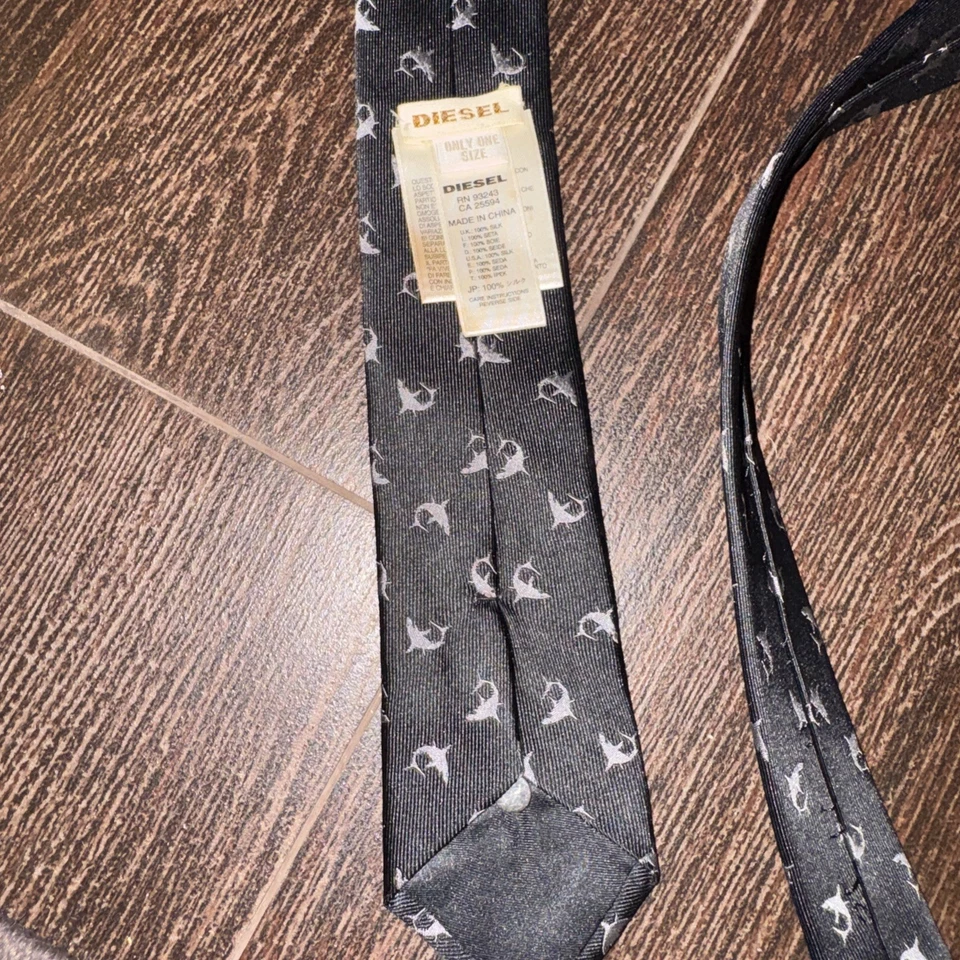 Marca Diesel, Corbata Tiburón Negra y Gris Como Nueva Foto 3 de 4