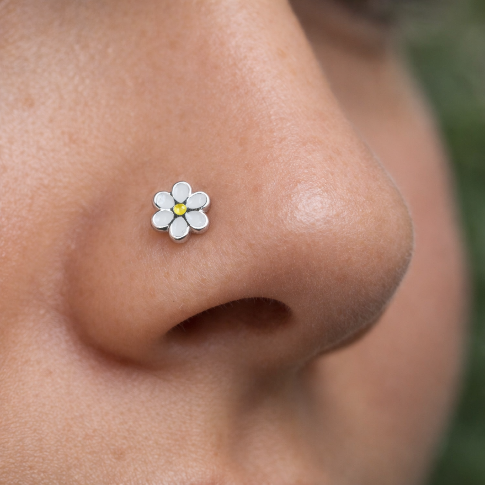 Daisy Nose Stud Flower Enamel 22g (0.6mm) 925 Sterling Silver Curl Pin Jewellery