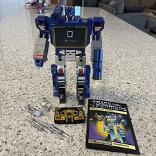 Transform G1 Soundwave KO brand new with a cassette- No box