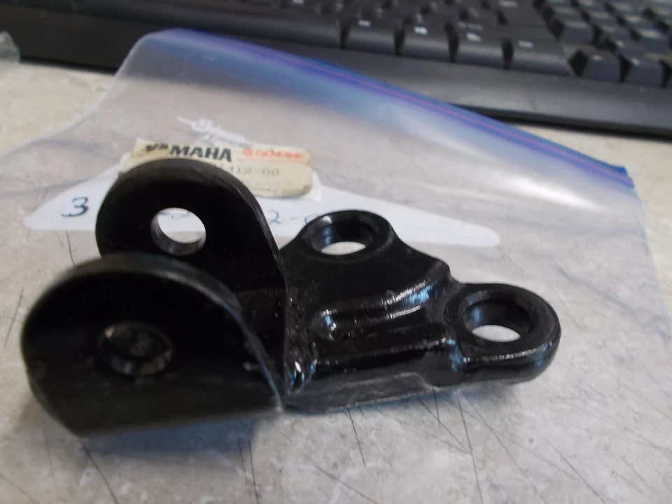Новый из старых запасов оригинальный кронштейн для подножки Yamaha 1980 IT175G YZ175G 3R3-27412-00 - Изображение 4 из 4