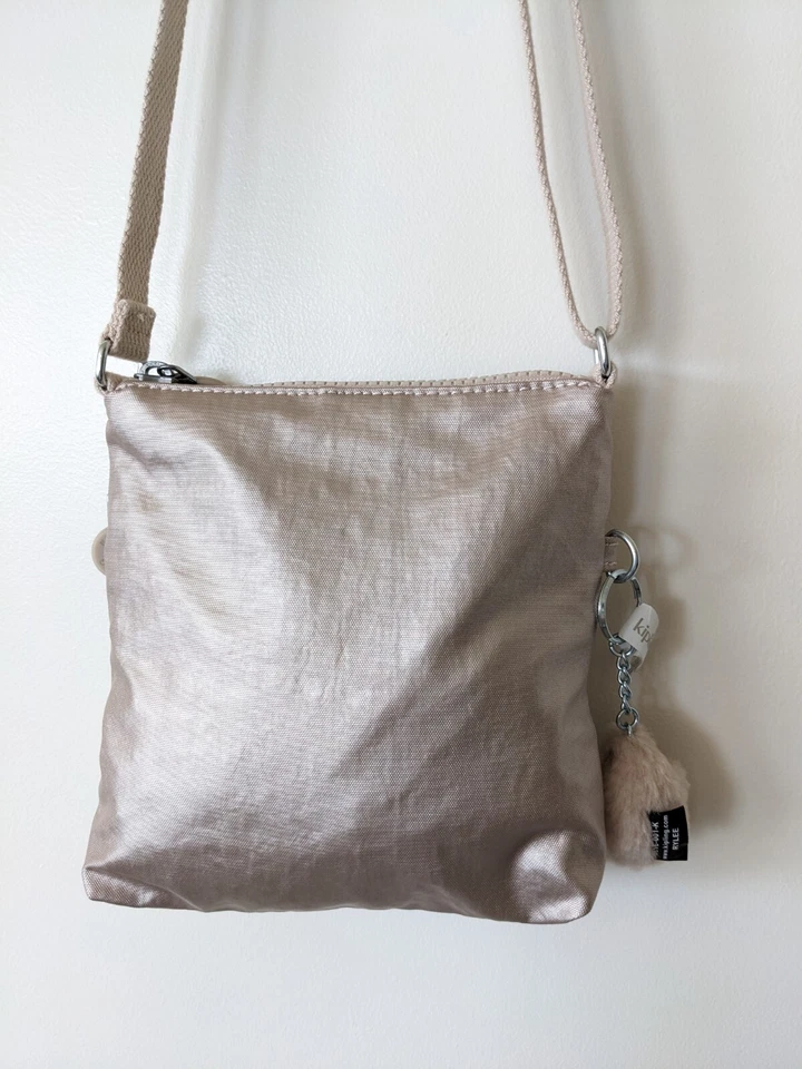 Сумка через плечо Kipling на тройной молнии ALVAR мерцающая серая серебристая металлик - Изображение 4 из 4