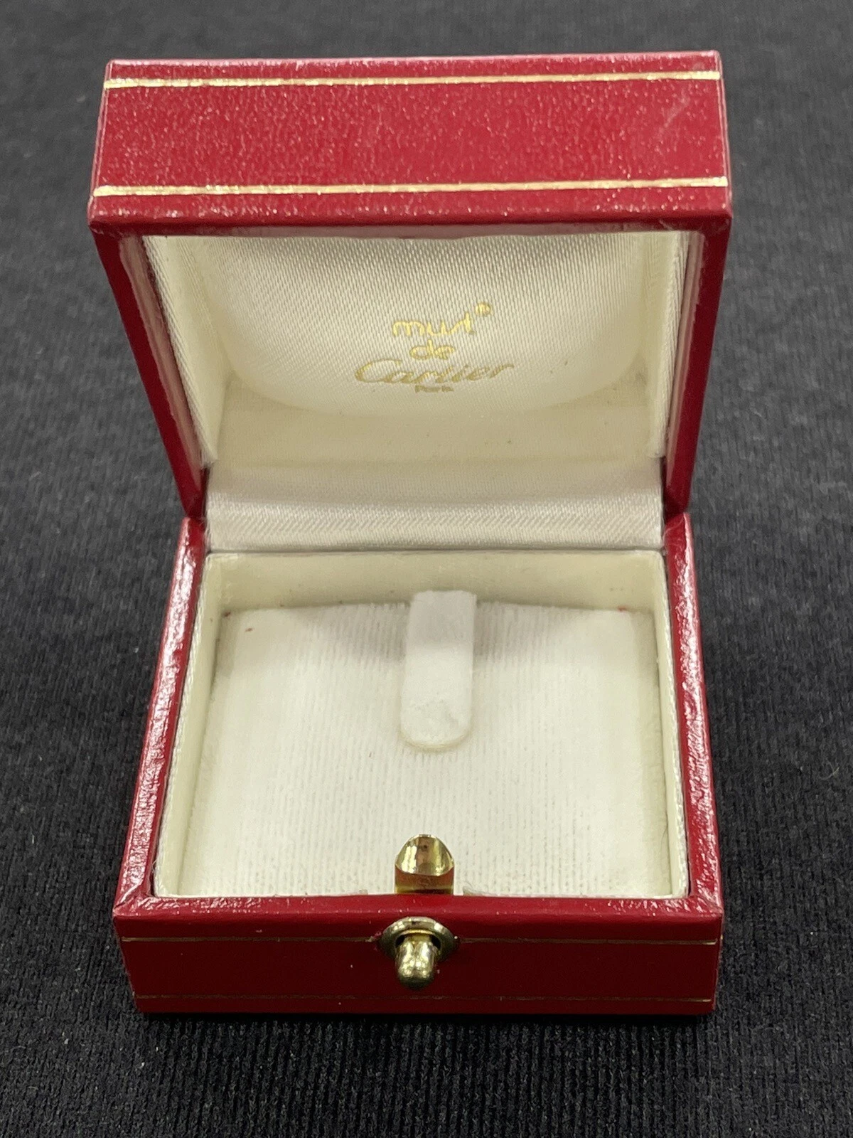 Anello Trinity in pelle rossa Must De Cartier 4205 presentazione scatola regalo