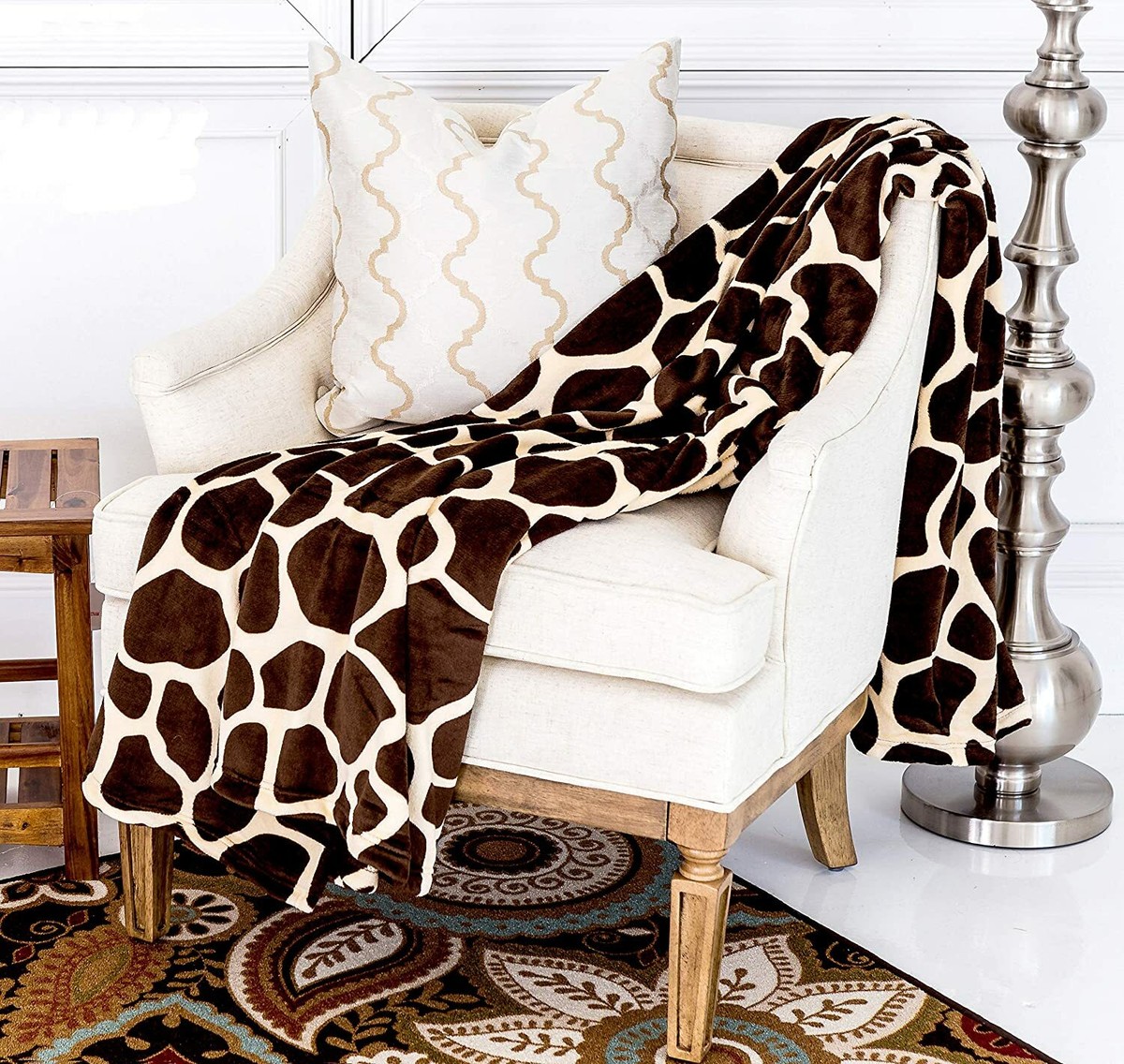 New Giraffe Animal Print Flannel Throw Plush Cozy Super Soft Fleece Blanket - Main Image