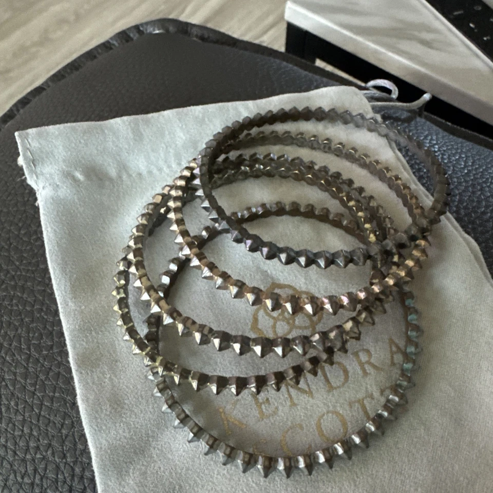 Juego de brazaletes mixtos Kendra Scott Remy 2 oro 1 plata estaño oro rosa usado en excelente estado  Foto 3 de 4