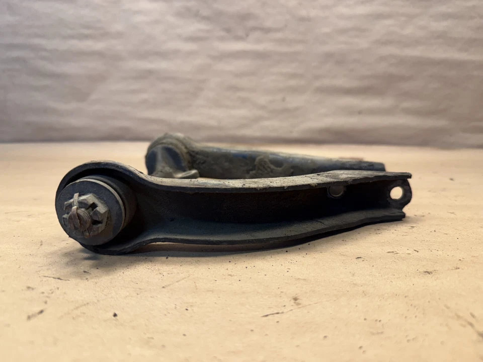 Conjunto de brazo de control superior delantero Triumph TR6 LH OEM IL06707 Foto 2 de 4