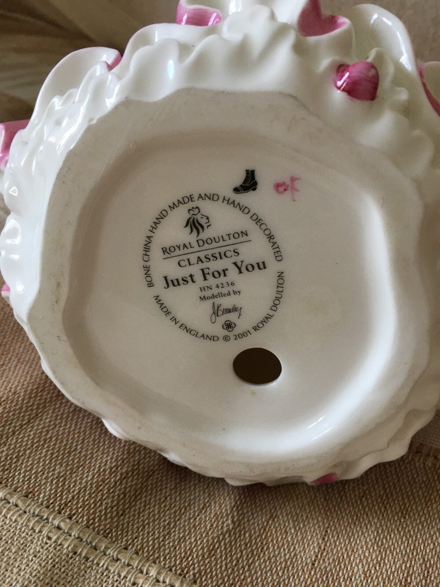 ロイヤルドルトン フィギュリン　2001 【Just For You】 ロイヤルドルトン フィギュリン 2001 【Just For You】 ロイヤル