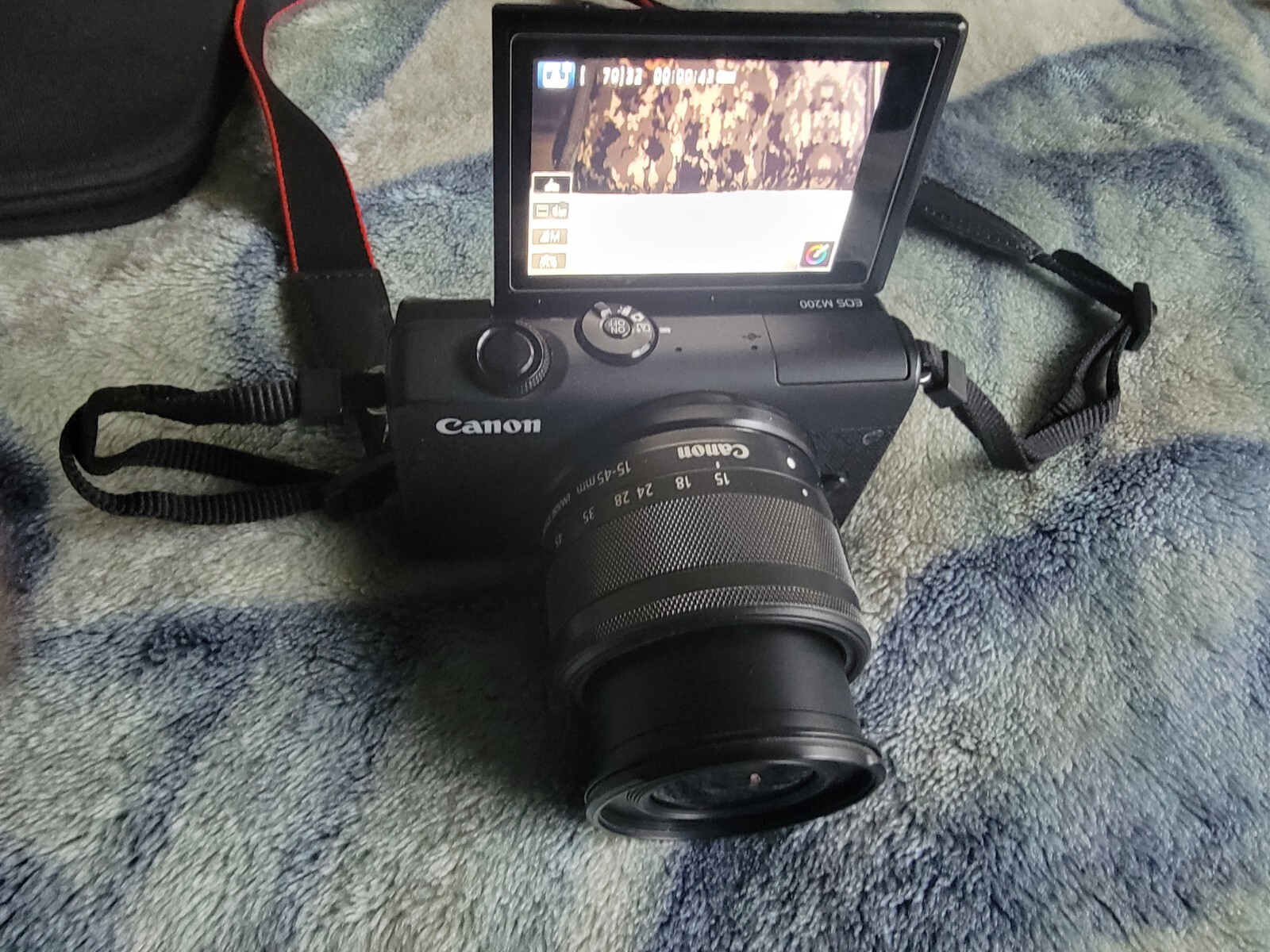 Canon EOS M200 24.1 MP Mirrorless Interchangeable Lens Camera Black