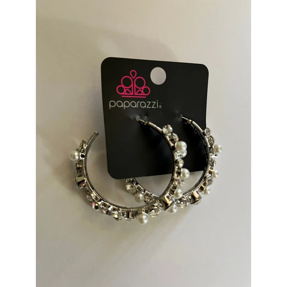 Pendientes de aro blancos Paparazzi "Let There Be Socialite" con pedrería y perlas Foto 2 de 2