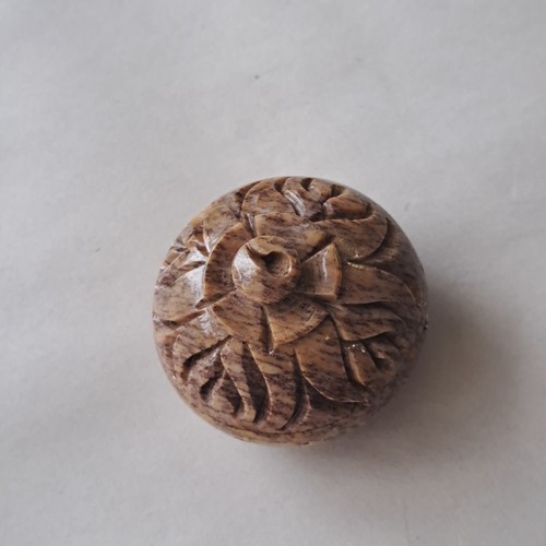 Kleine alte handgeschnitzte Speckstein Schmuckschatulle mit Deckel mit Blume, Indien - Bild 5 von 7