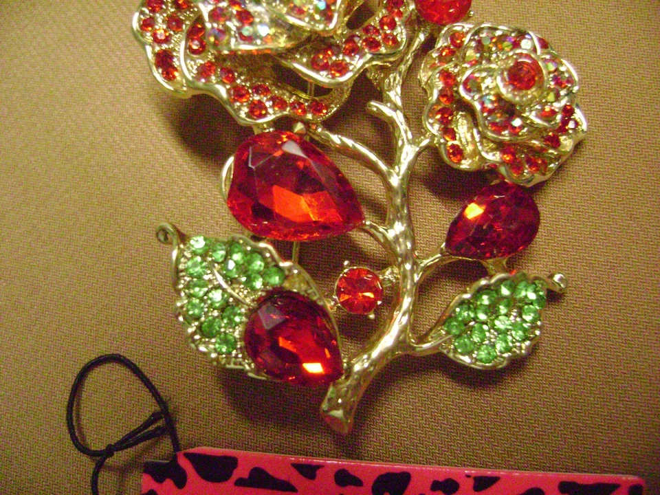 NUEVO CON ETIQUETAS - BROCHE BETSEY JOHNSON CRISTAL ROSA, HOJA DE FLOR TONO DORADO - VENDEDOR DE EE. UU. Foto 4 de 4