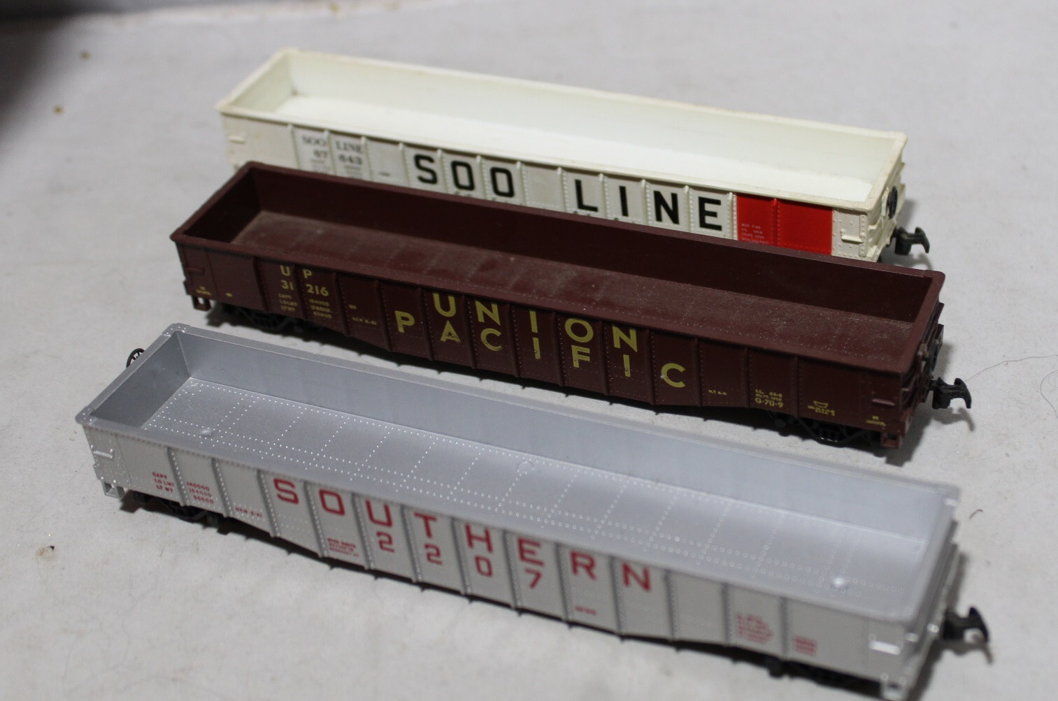 Lot of 3 HO SCALE GONDOLA CARs Soo Line 67643 Union Pacific 31216