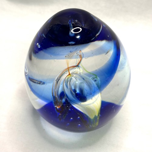 Fermacarte in vetro artistico con 3 bolle a spirale a goccia all'interno vortici blu 4,25" - Foto 6 di 20