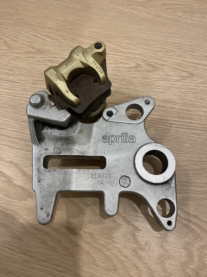 Portafreno y pinza trasera Brembo Aprilia Dorsoduro 1200  Foto 3 de 4