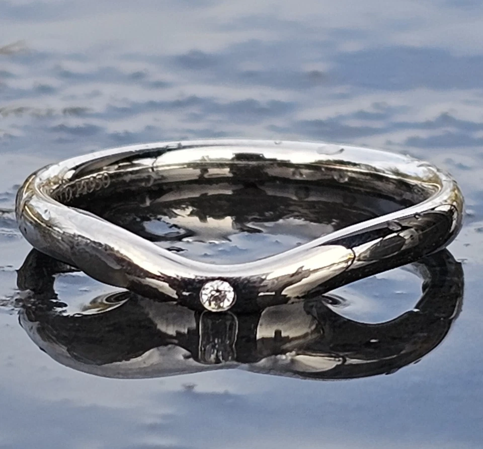 Aliança de casamento Tiffany & Co. Elsa Peretti diamante curvo tamanho 5 2,2 mm de espessura  - Imagem 2 de 4