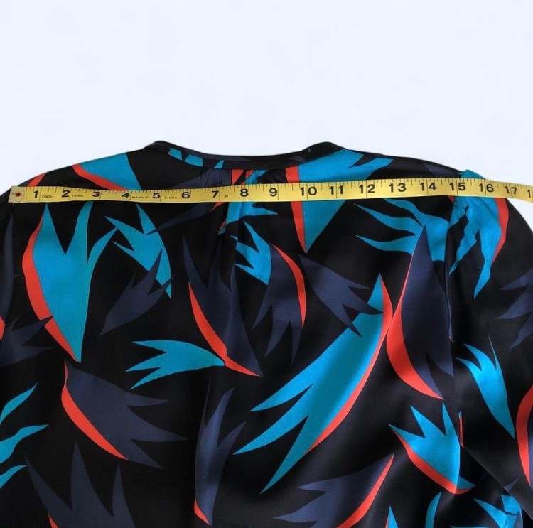 Diane von Furstenberg DVF Women’s Silk Blouse Sz S Abstract Print Office Gallery image 7