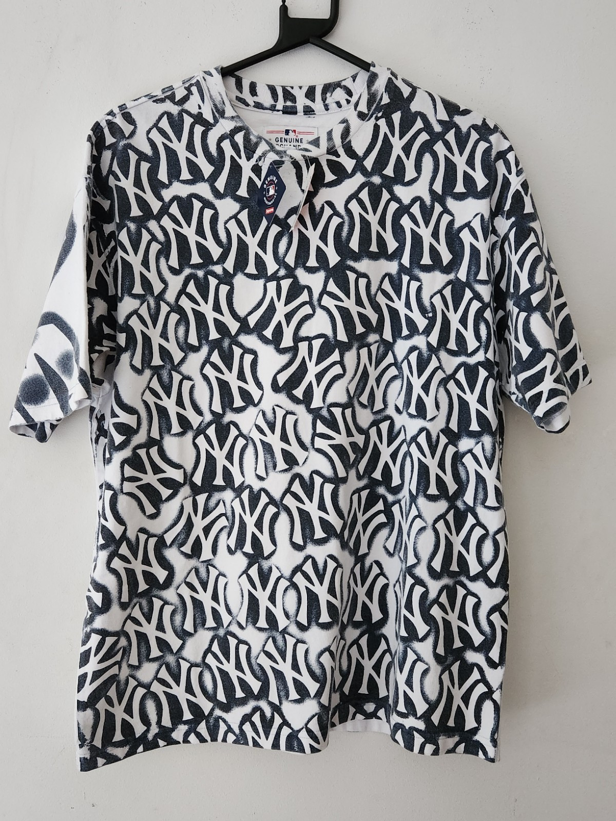 FW21 Supreme New York Yankees Airbrush S/S Top White Tee Size S Small T-shirt thumbnail 2