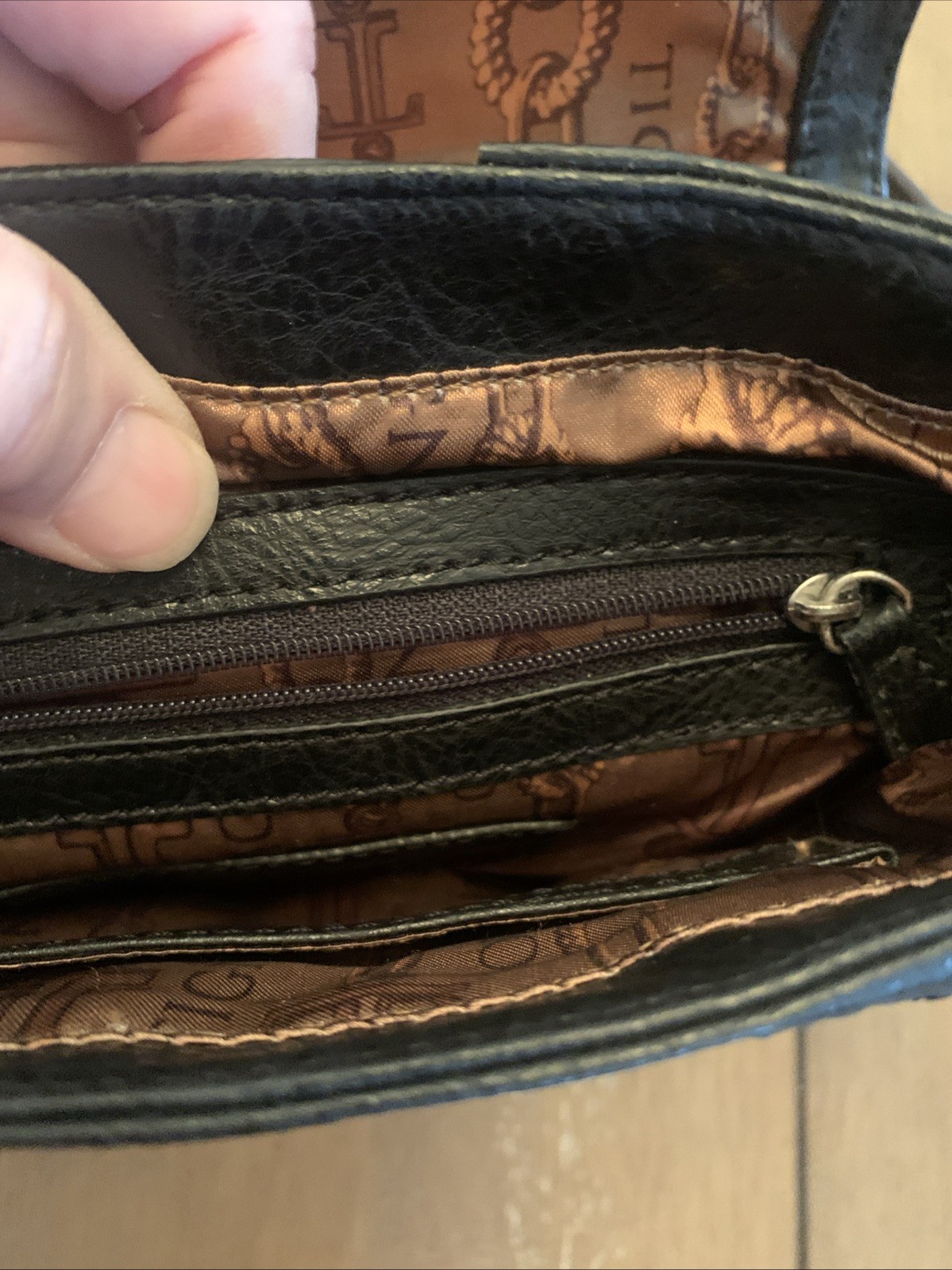 Tignanello patchwork suede 100 % leather crossbod… - image 10