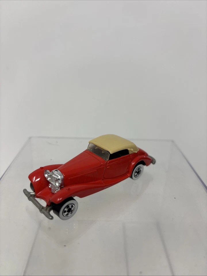Mercedes 540K 1982 vintage Hot Wheels rojo techo tostado pared blanca Foto 3 de 4
