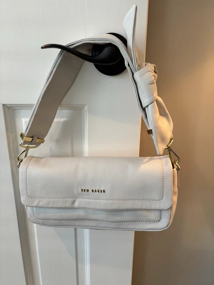 Bandolera Ted Baker London de cuero blanco Foto 4 de 4