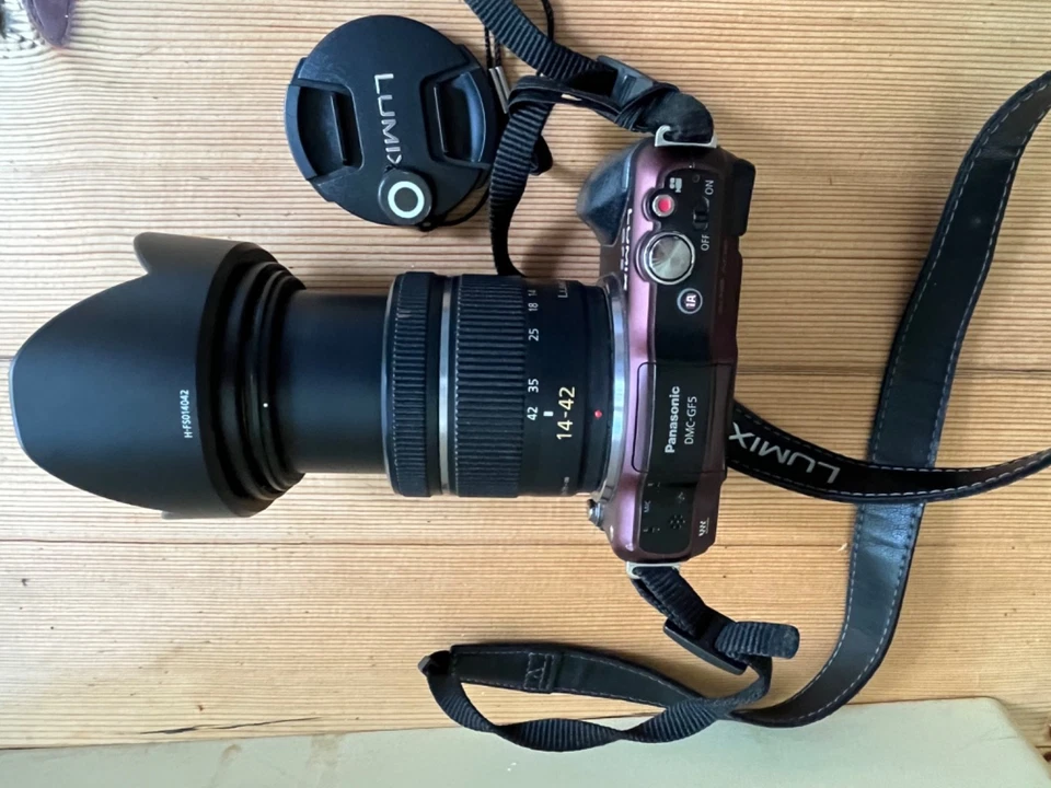 Cámara digital sin espejo Panasonic Lumix DMC-GF5K 12,1 MP y lente de 14-42 mm en caja Foto 3 de 4