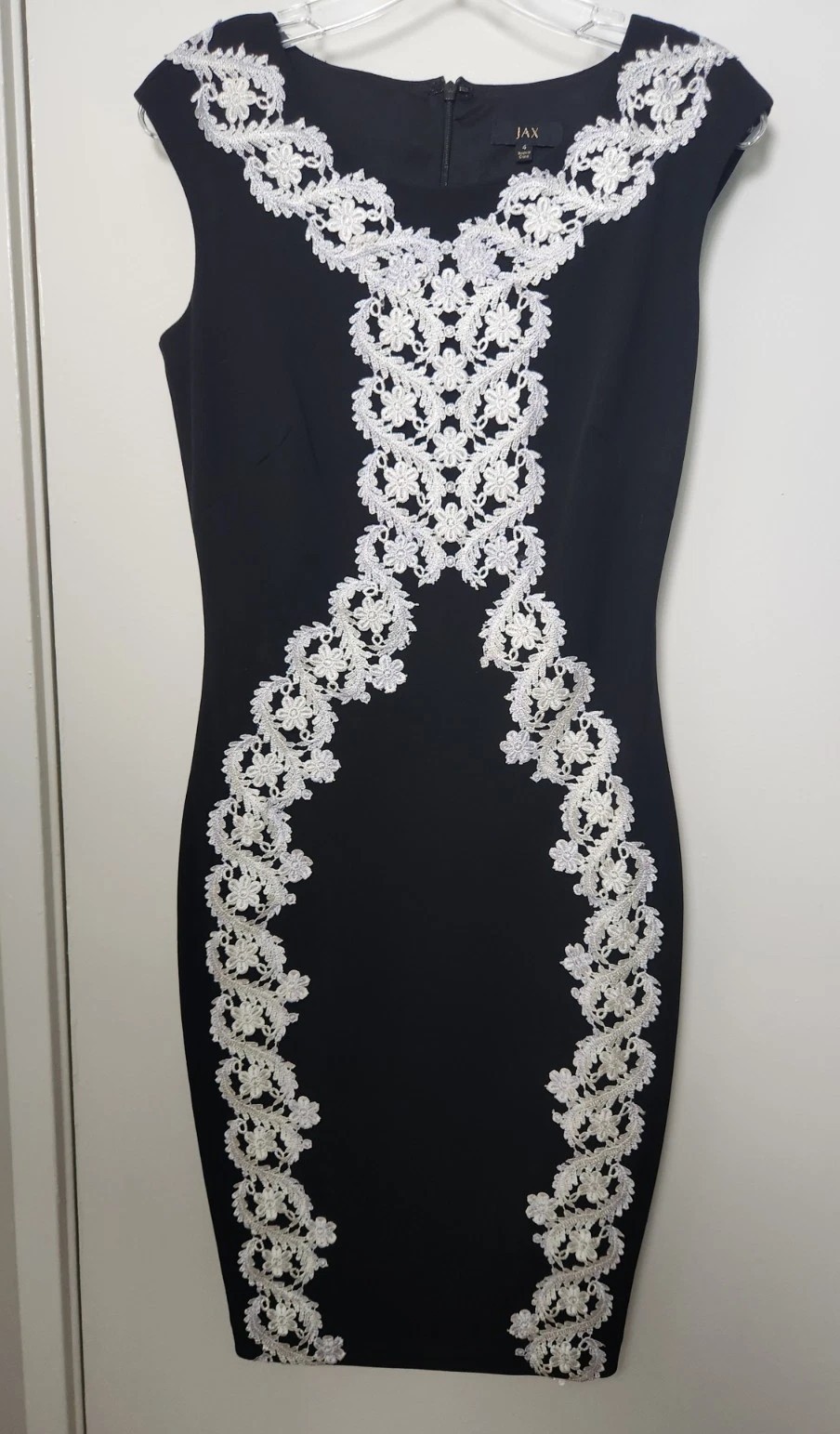 JAX White Lace Applique Black Sheath Dress Size 4 Slimming Zip Boardroom Office