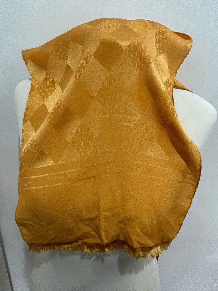 S20# Salvatore Ferragamo Estola Seda Amarillo Bufanda Hecha en Italia 60/12 pulgadas Tiene Tirador Foto 2 de 4