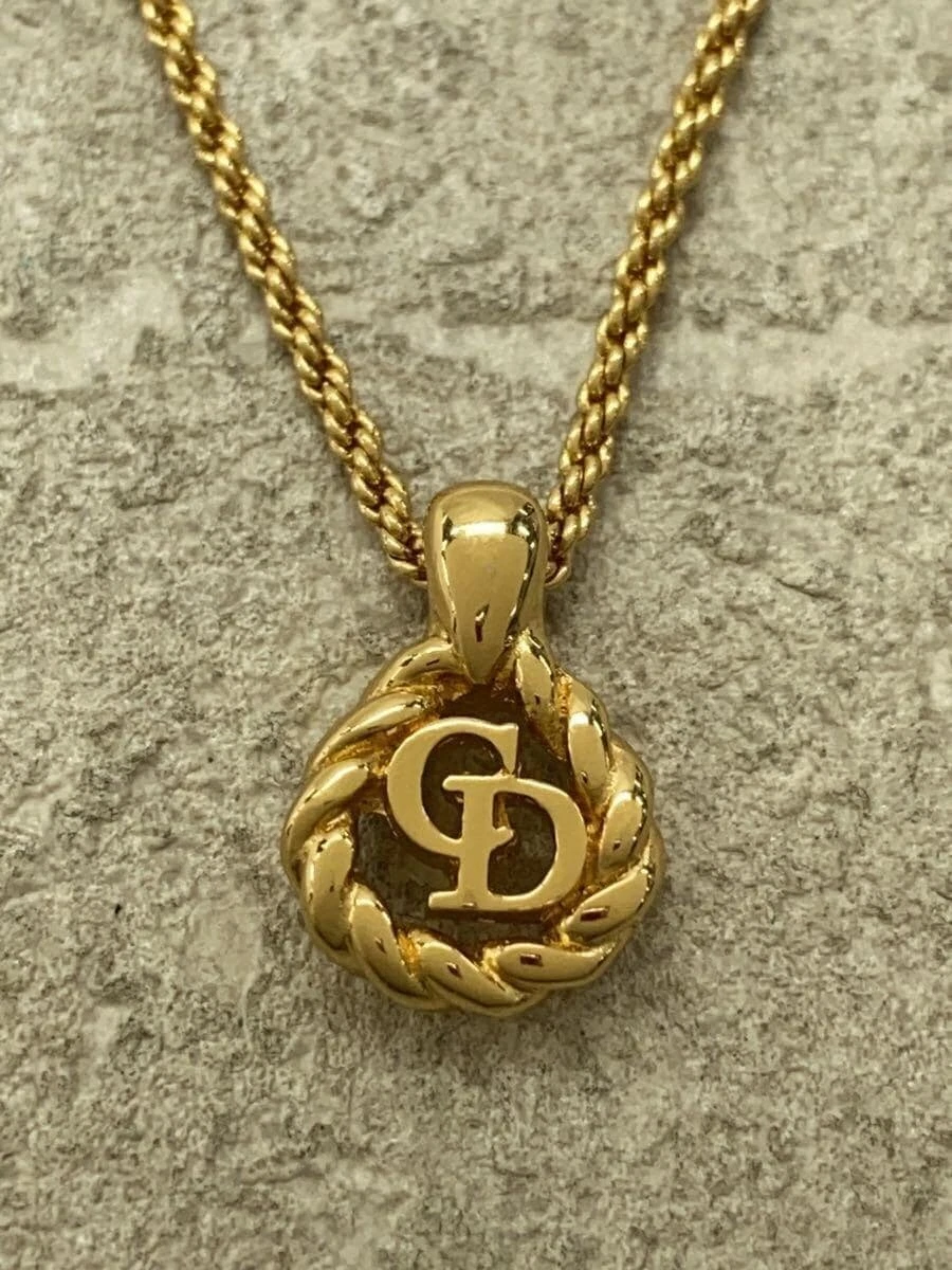 Collier Christian Dior    Femme avec haut doré