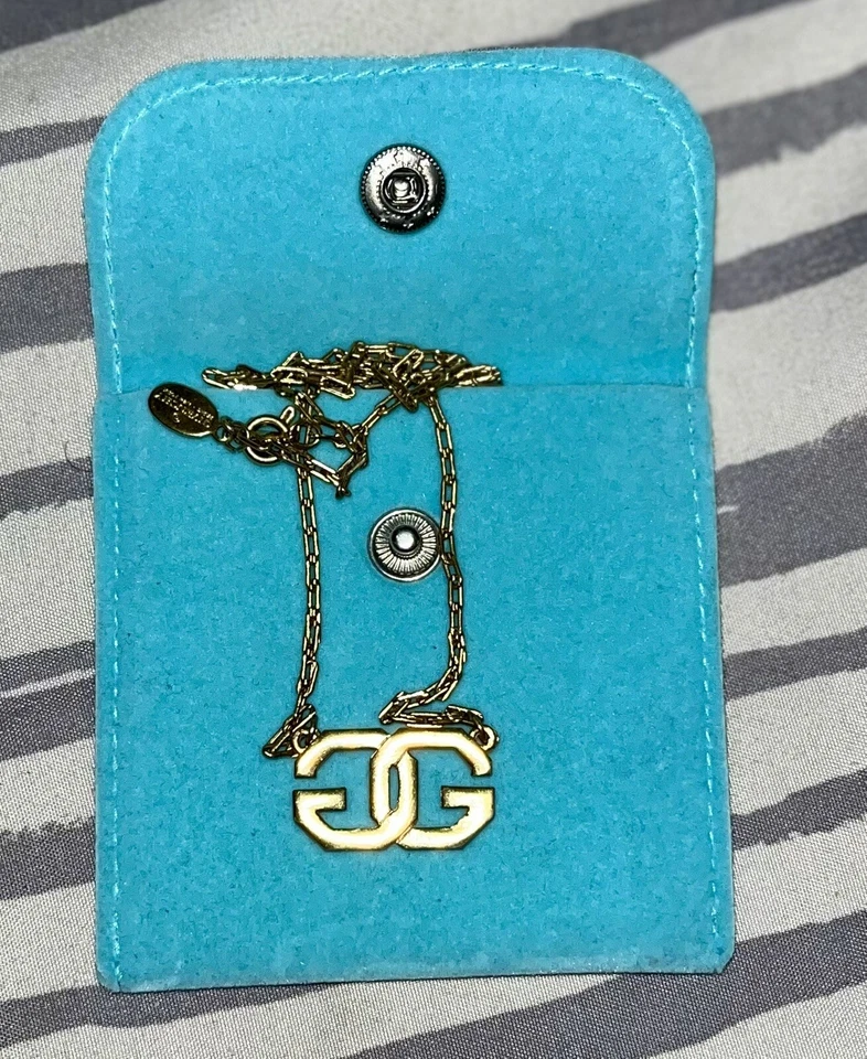 Collar Givenchy GP Logo Vintage Doble G Blanco Chocker Emblema Dije Joyería Foto 2 de 2