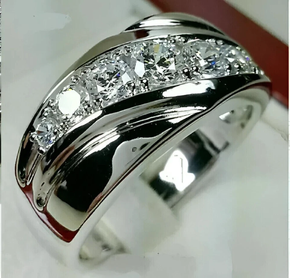 Banda de compromiso para hombre enchapada en oro blanco de 14 k con diamantes creados en laboratorio de corte redondo de 1,20 quilates Foto 3 de 4