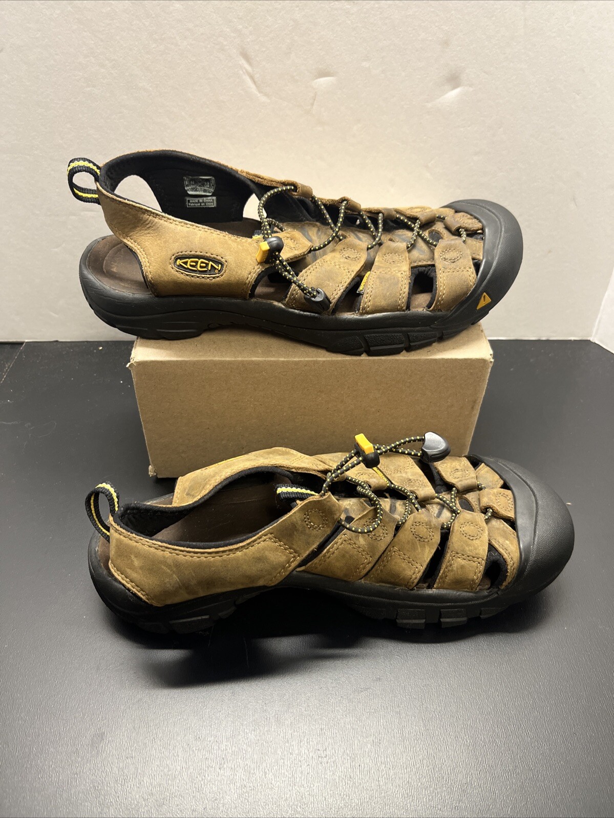 Sandali da trekking KEEN Newport in pelle punta chiusa beige scarpe uomo taglia 10 5 EU 44