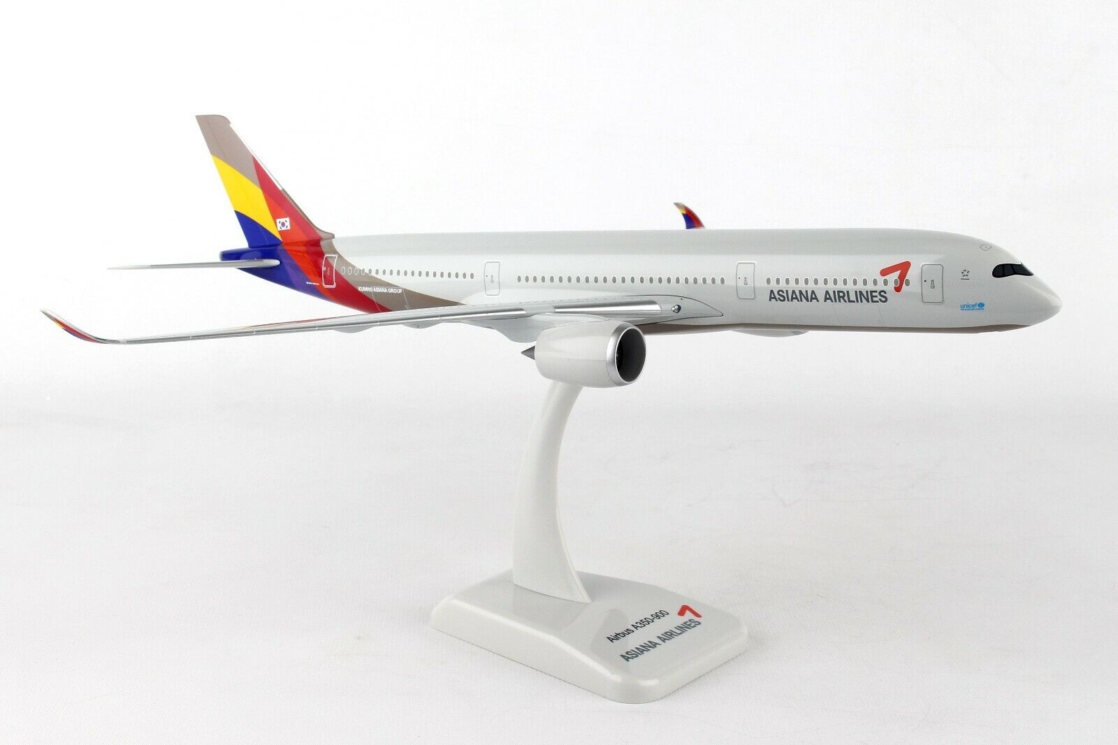 Hogan Wings Asiana Airbus A350-900 REG#HL8078 1/200 W/GEAR and Stand. New