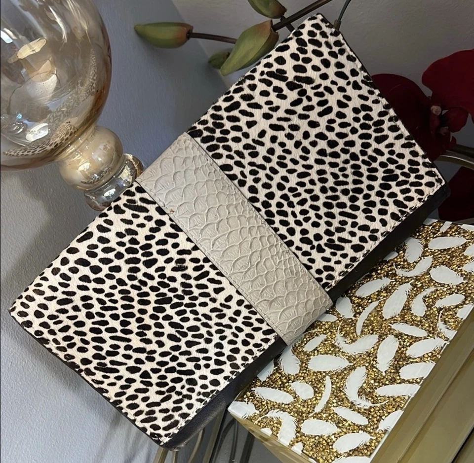 Clutch Vince Camuto couro e estampa de leopardo sem alças com detalhes dourados - Imagem 4 de 4