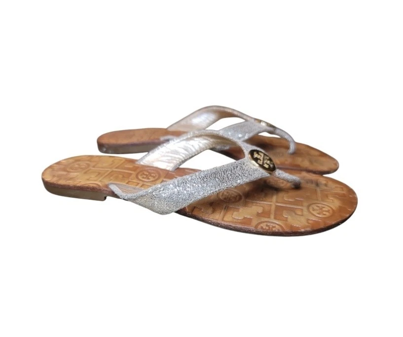 Sandalia Tanga Plana Tory Burch Thora Brillante Metálica Plateada Talla 6 Foto 2 de 4
