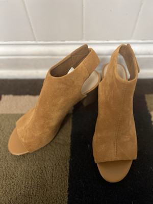 Clark s Tan Suede Deva Bell Heels