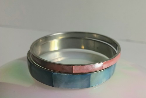 Zwei Vintage Perlmutt Muschel Intarsien rosa und blau stapelbare Armreif Armbänder