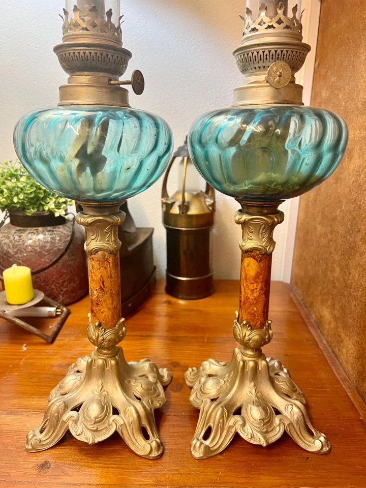 une paire de lampes à pétrole verre bleu - Photo 2/4