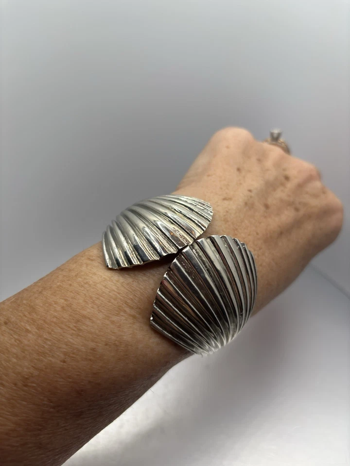 Colgante abulón ovalado tono plata, pendientes y pulsera abrazadera de almeja Foto 4 de 4