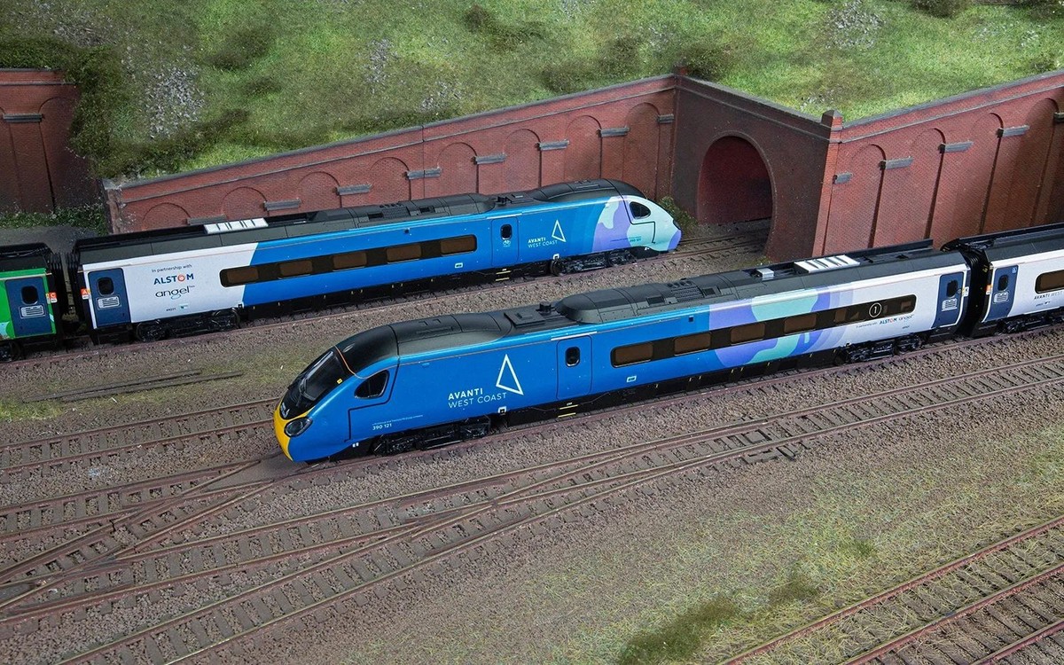 Hornby R30444 Avanti West Coast Class 390 390121 - 4 Car Train