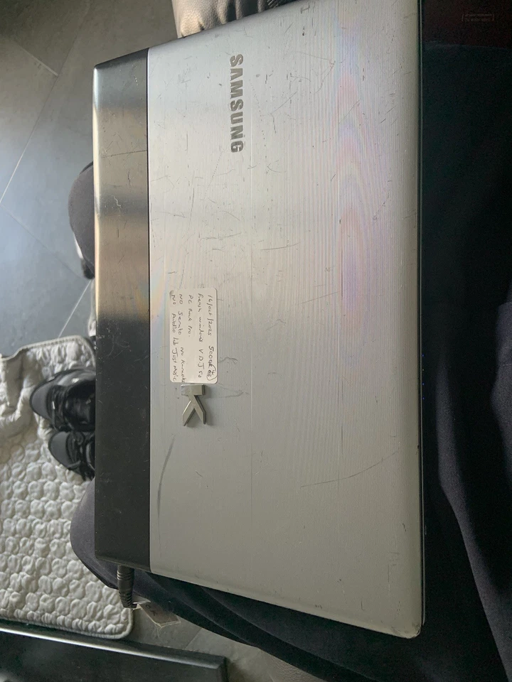 Samsung Laptop 500gb hardrive unit 4gb ram needs charging unit and battery. - Image 4 of 4