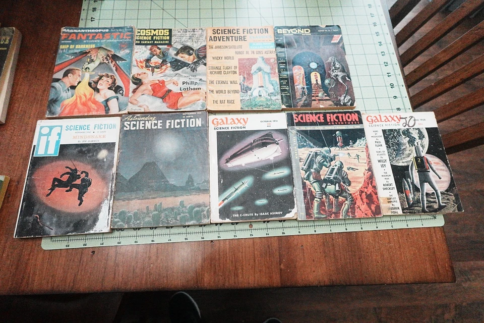 HUGE LOT OF 25 "WELL WORN" VARIOUS PUBLISHERS PULP SCIENCE FICTION DIGESTS - Image 3 of 4