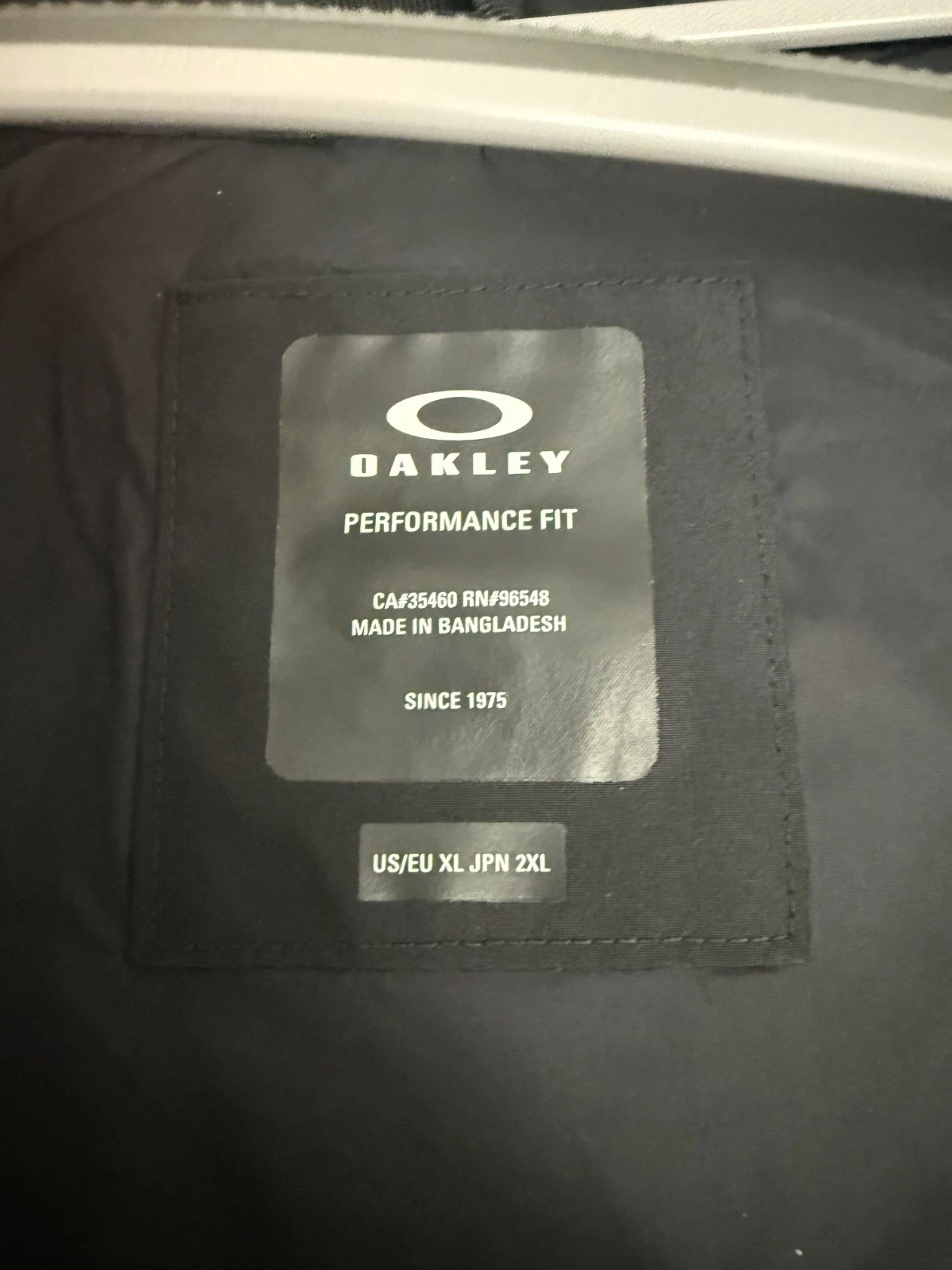 Oakley Men's Unbound Gore-Tex Shell Jacket Size XL Black Very Lightly Used - product detail image 4